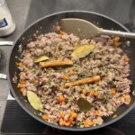 sos bolognese przyrządzany jest na patelni