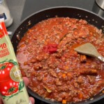 sos bolognese przyrządzany jest na patelni
