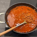 sos bolognese przyrządzany jest na patelni