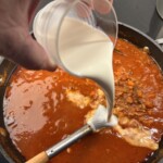 sos bolognese przyrządzany jest na patelni