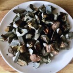 pokrojone świeże grzyby leżą na talerzu