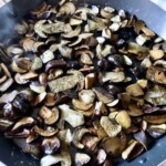 na patelni smażą się pokrojone świeże grzyby