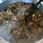 w garnku gotuje się sos borowikowy