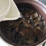 w garnku gotuje się sos borowikowy