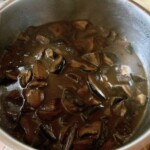 w garnku gotuje się sos borowikowy