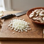 świeże prawdziki pokrojone w plasterki cebula drobno posiekana
