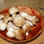 świeże grzyby prawdziwki w drewnianej misce