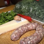 Spaghetti z białą kiełbasą jarmużem i chilli