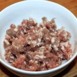 w misce znajduje się mielone mięso