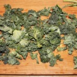 liście jarmużu na desce kuchennej