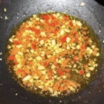 na patelni smażą się drobno posiekane warzywa