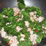 Spaghetti z białą kiełbasą jarmużem i chilli