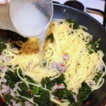 Spaghetti z białą kiełbasą jarmużem i chilli