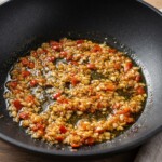 w woku smaży się drobno siekana cebula i chilli