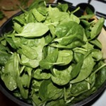 liście młodego szpinaku