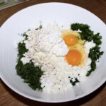 farsz ze szpinaku i sera w misce