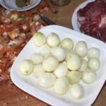 obrane cebulki perłowe na talerzu