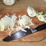 fenkuł koper włoski jest krojony w plasterki