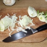 posiekany fenkuł koper włoski na desce kuchennej