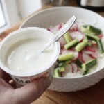 surówka z rzodkiewki i ogórka w śmietanie