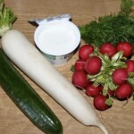 Surówka z rzodkiewki i ogórka w śmietanie