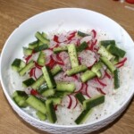 Surówka z rzodkiewki i ogórka w śmietanie