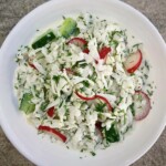 Surówka z rzodkiewki i ogórka w śmietanie