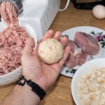 mięso mielone jest w maszynce, a bułki tarta namaka w mleku