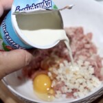 słodka śmietanka dolewana jest mielonego mięsa