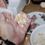 odciskanie namoczonej w mleku bułce