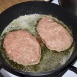 Sznycel cielęcy smaży się na patelni