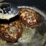 Sznycel cielęcy smaży się na patelni