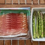 plastry szynki dojrzewającej oraz zielone szparagi