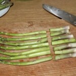 zielone szparagi na desce kuchennej