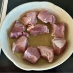 na patelni smaży się mięso pokrojone w grubą kostkę