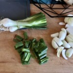 posiekana cebula dymka na desce kuchennej