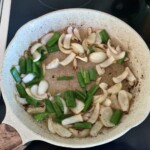 na patelni smaży się posiekana dymka