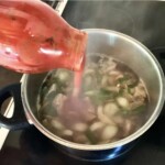 dodawanie przecieru pomidorowego do gulaszu