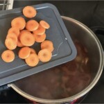 pokrojona w plasterki marchewka na desce kuchennej