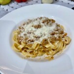 tagliatelle al ragu bolognese na talerzu