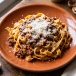 Aromatyczny i zawiesisty włoski sos mięsny al ragu bolognese przyrządzany z mięsa mielonego duszonego na bazie soffritto z pomidorami.