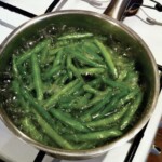 w garnku gotuje się zielona fasolka szparagowa