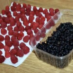 świeże maliny i świeże jagody