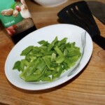 pokrojona dymka na talerzyku