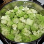 w garnku gotują się różyczki kalafiora romanesco