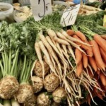 świeże warzywa korzeniowe na straganie