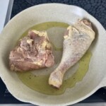 na patelni smaży się udko z kurczaka w dwóch częściach