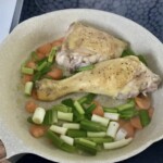 na patelni smażą się kawałki kurczaka z pokrojonymi warzywami