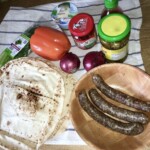 Wrapy z kiełbaską merguez i świeżą kolendrą