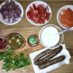 Wrapy z kiełbaską merguez i świeżą kolendrą